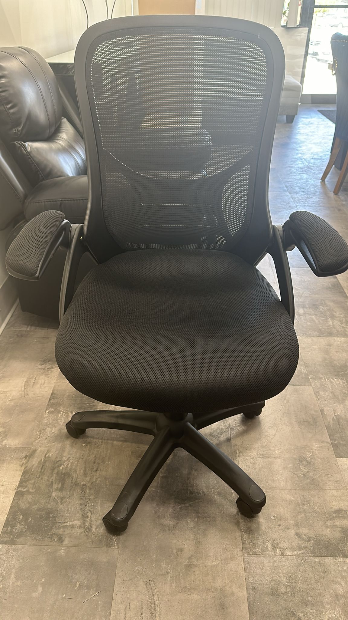 Black-mesh-office-chair